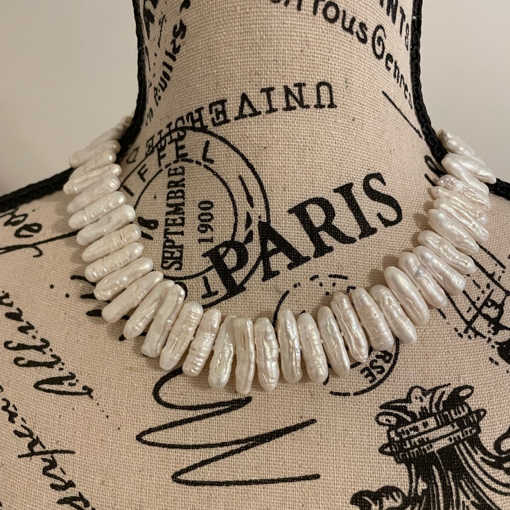 Seeded pearl necklace.